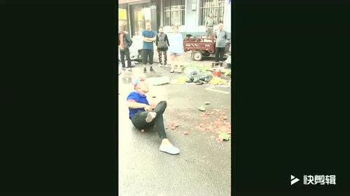 小伙吃瓜绝技视频播放,小伙吃瓜绝技视频走红网络