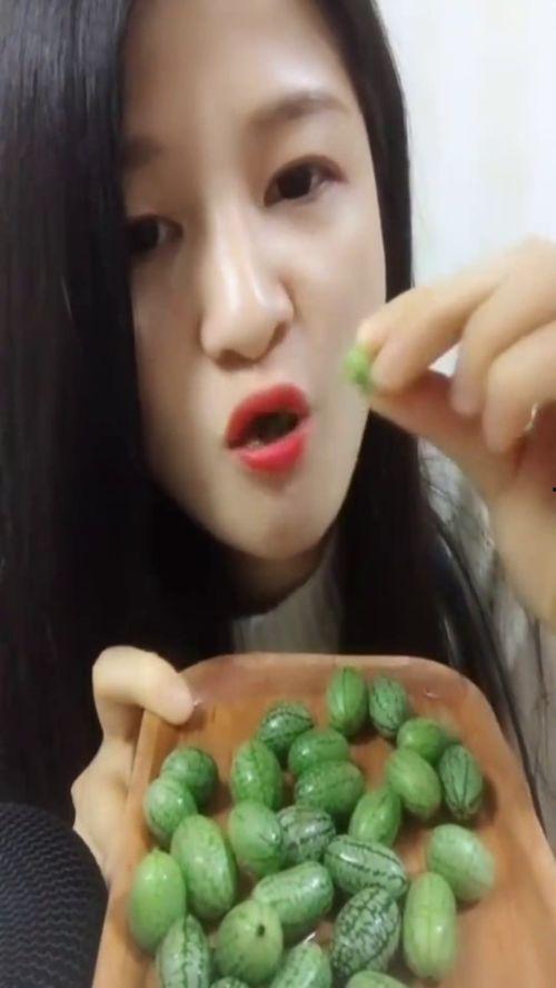 美女吃脆瓜视频大全,美女品尝瞬间，视觉盛宴来袭