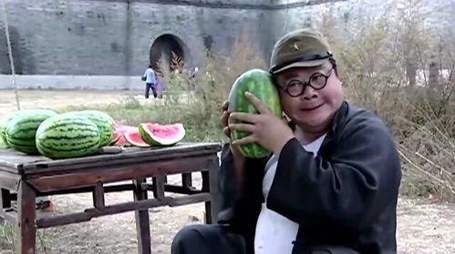 卖瓜老头吃瓜不给钱视频,一场引发网友热议的诚信风波