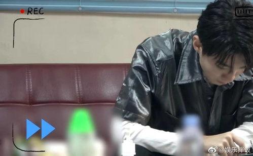 一边吃瓜一边放歌视频