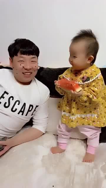 爸妈坑小孩吃瓜视频
