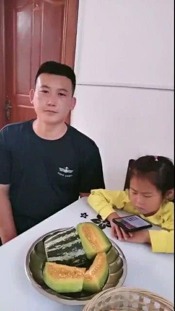 女儿给爸爸吃哈密瓜视频