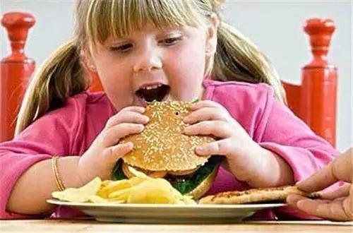 3岁小朋友在家吃瓜视频,萌态十足萌翻网友