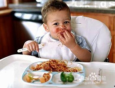 3岁小朋友在家吃瓜视频,萌态十足萌翻网友