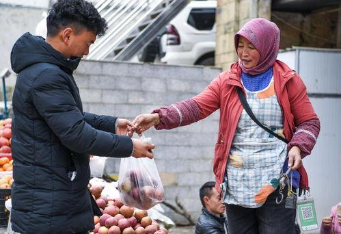 云南傈僳小伙吃瓜事件视频,吃瓜视频引发网友热议