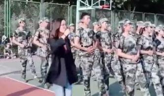 军训新生跳舞吃瓜视频播放,校园生活趣味横生