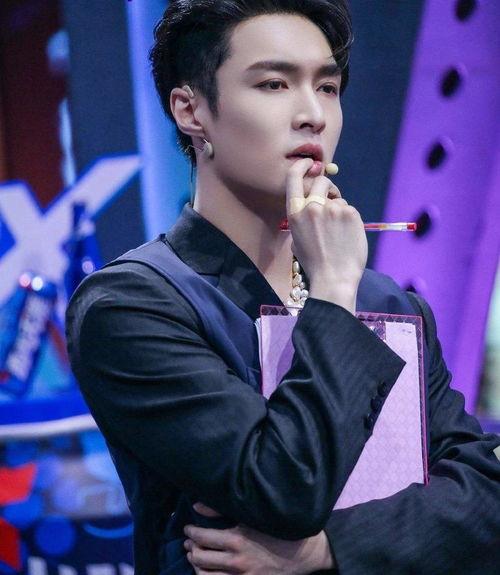 王一博和张艺兴吃瓜视频,揭秘娱乐圈幕后故事