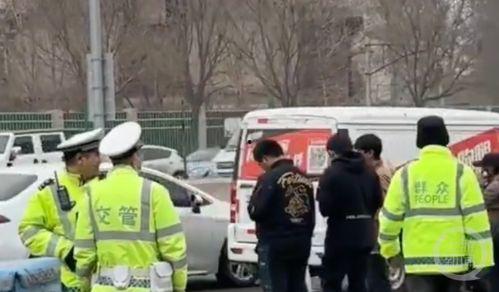 武汉交警吃瓜群众视频