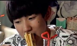 双人蒙眼吃瓜视频,双人吃瓜趣味横生，甜蜜互动引网友热议